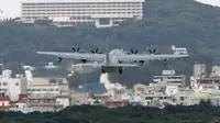 Sebuah pesawat terbang landas dari pangkalan militer AS di Okinawa, Jepang (AP/Shizuo Kambayashi)