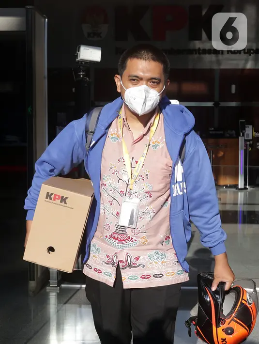 Penyidik dan Ketua Wadah Pegawai KPK, Yudi Purnomo keluar membawa sebagian barang pribadinya dari Gedung Merah Putih KPK, Jakarta, Kamis (16/9/2021). Yudi Purnomo, salah satu dari 56 pegawai KPK yang tidak lulus TWK dan akan diberhentikan pada 30 September 2021. (Liputan6.com/Helmi Fithriansyah)