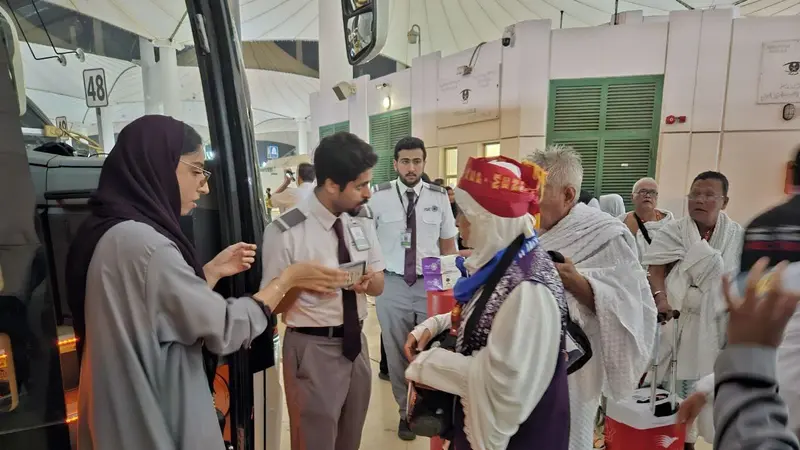 Dua kelompok terbang jemaah haji Indonesia tiba bersamaan di Bandara Internasional King Abdul Aziz Jeddah, Jumat (24/5/2024).