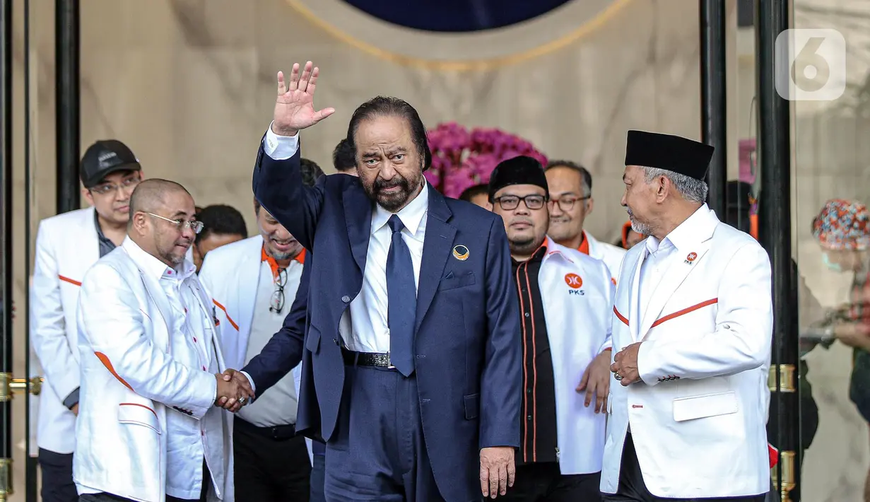 Ketua Umum Partai Nasdem Surya Paloh (tengah) melambaikan tangan usai pertemuan dengan Presiden PKS Ahmad Syaikhu (kanan) di Nasdem Tower, Jakarta, Rabu (22/6/2022). Petinggi PKS mengunjungi Ketua Umum Partai Nasdem Surya Paloh untuk menjajaki koalisi guna memenuhi persyaratan ambang batas pencalonan presiden atau presidential threshold 20 persen. (Liputan6.com/Faizal Fanani)