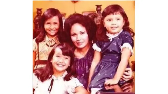 Begini potret masa kecil Jennifer Jill bersama keluarga tercinta.