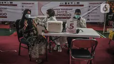 Peserta menerima vaksin AstraZeneca di Sentra Vaksinasi Covid-19, GOR Kemayoran, Kamis (3/6/2021). Pemkot Jakpus menggelar Sentra Vaksinasi Covid-19 untuk PKL, karyawan ritel, dan pelaku UMKM di GOR Kemayoran guna memberikan kekebalan kelompok di sektor perekonomian. (merdeka.com/Iqbal S Nugroho)