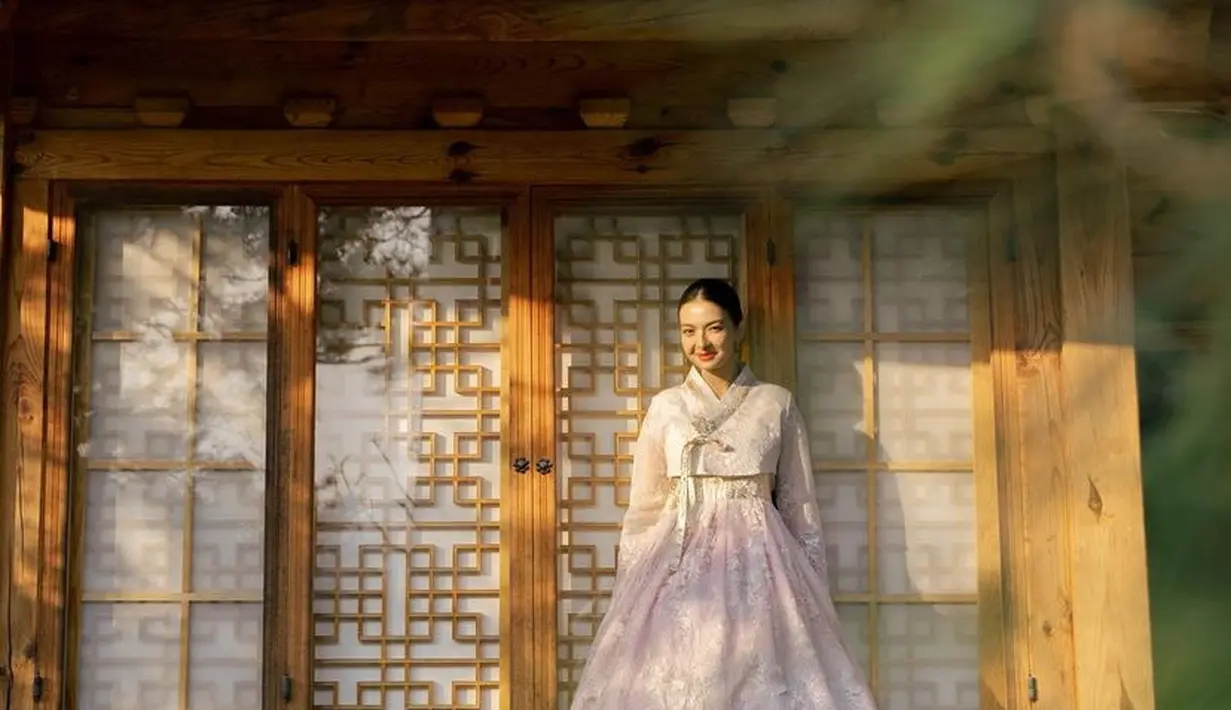 Wajahnya pun dipoles natural seperti ciri khas perempuan Korea Selatan lainnya. Ia hanya tampak mengenakan lipstik pink yang on point.  [@bysrahyoon/@ralineshah]