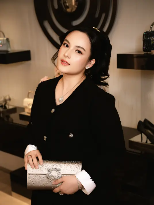Dipadu dengan buckle clutch silver dan heels mawar merah khas Roger Vivier yang serasi [dok. Roger Vivier[