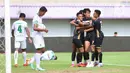 Para pemain Dewa United merayakan gol yang dicetak oleh Persikabo 1973, Jose Elmer Porteira, pada laga pekan ke-28 Liga 1 2023/2024 di Stadion Indomilk Arena, Tangerang, Kamis (7/3/2024). (Bola.com/M Iqbal Ichsan)