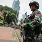 Anggota TNI Yonif Mekanik 201 Kodam Jaya berjaga dalam rangka pengamanan Konferensi Asia Afrika di Kawasan Bundaran HI, Jakarta, Selasa (14/4/2015). KAA ke-60 akan berlangsung pada 18-24 April 2015 di Jakarta dan Bandung. (Liputan6.com/Faizal Fanani)