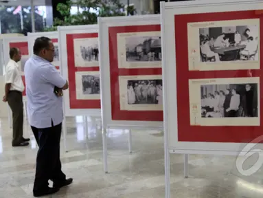 Sejumlah pengunjung mengamati foto saat peristiwa Konferensi Asia Afrika tahun 1955 di Gedung Parlemen DPR RI, Jakarta, Kamis (23/4/2015). (Liputan6.com/Helmi Afandi)