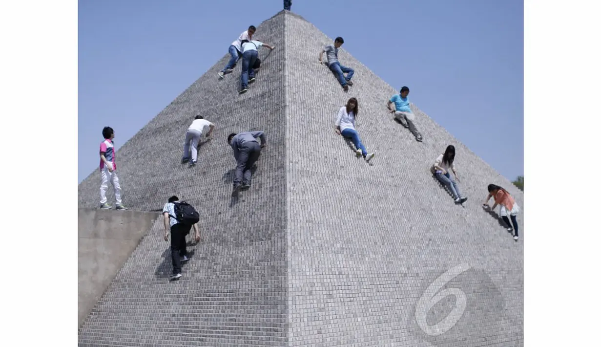 Anak-anak bermain di atas miniatur Piramid di Beijing World Park (AFP Photo/STR)