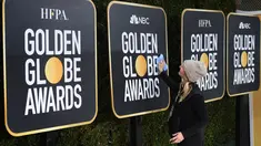 Pekerja menyiapkan area karpet merah Golden Globe Awards 2019 di The Beverly Hilton, Beverly Hills, California, Sabtu (5/1). Sejumlah bintang Hollywood akan hadir pada penghargaan tahunan paling bergengsi bagi industri perfilman ini. (Mark RALSTON/AFP)