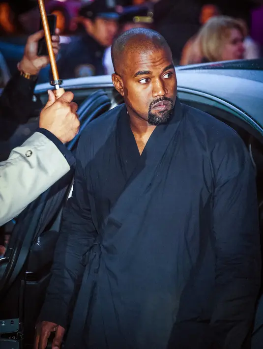 Selain itu, dikabarkan juga Kanye mendirikan sebuah studio musik di Bel-Air mansion. Di tempat itulah Kanye merasa nyaman setelah kepulangannya dari rumah sakit, hingga dirinya bisa kembali berkarya. (AFP/Bintang.com)