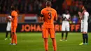 Laga Belanda melawan Prancis dihentikan menit ke-14 untuk mengenang wafatnya Johan Cruyff di Stadion Amsterdam Arena, Amsterdam, Jumat (25/3/2016). Legenda sepak bola dunia itu meninggal pada Kamis (24/3/2016). (AFP/Franck Fife)