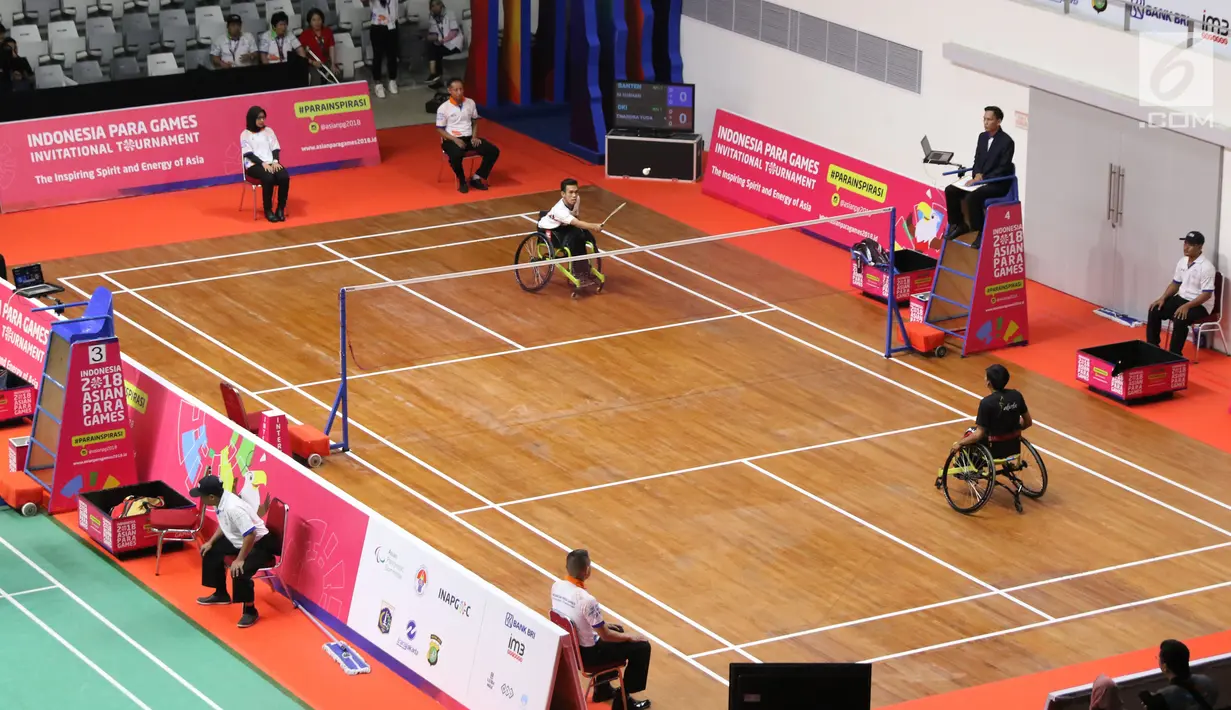 Pebulutangkis Banten, M Subhan saat melawan Chandra Yuda (DKI Jakarta) saat turun di kelas RR2 Indonesia Para Games Invitational Tournament 2018 di Istora Senayan, Jakarta, Rabu (27/6). (Liputan6.com/Helmi Fithriansyah)