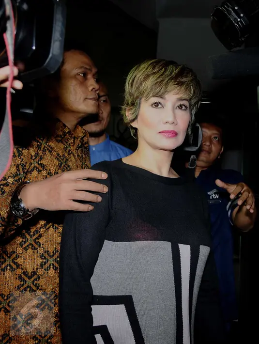 Reza Artamevia memenuhi panggilan penyidik di Ditreskrimum Polda Metro Jaya, Jakarta, Senin (26/9). Reza Artamevia dipanggil untuk dimintai keterangan sebagai saksi atas kasus dugaan asusila yang dilakukan Gatot Brajamusti. (Liputan6.com/Gempur M Surya)