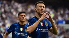 Ivan Perisic memutuskan untuk bereuni dengan Antonio Conte pada musim ini setelah menerima pinangan dari Tottenham Hotspur. Sang pemain didatangkan secara gratis setelah enggan memperpanjang kontraknya di Inter Milan. Perisic sendiri merupakan pemain pekerja keras dan mampu tampil di banyak posisi. Ia merupakan salah satu pilar penting saat Inter meraih Scudetto di bawah asuhan Antonio Conte. (AFP/Miguel Medina)