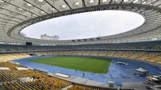 Suasana stadion NSC Olimpiyskiy yang akan menjadi tuan rumah final Liga Champions 2018 antara Real Madrid vs Liverpool, di Kiev, Senin (14/5). UEFA memilih Stadion Olimpiyskiy menjadi venue final Liga Champions pada 26 Mei mendatang. (AFP/Sergei SUPINSKY)