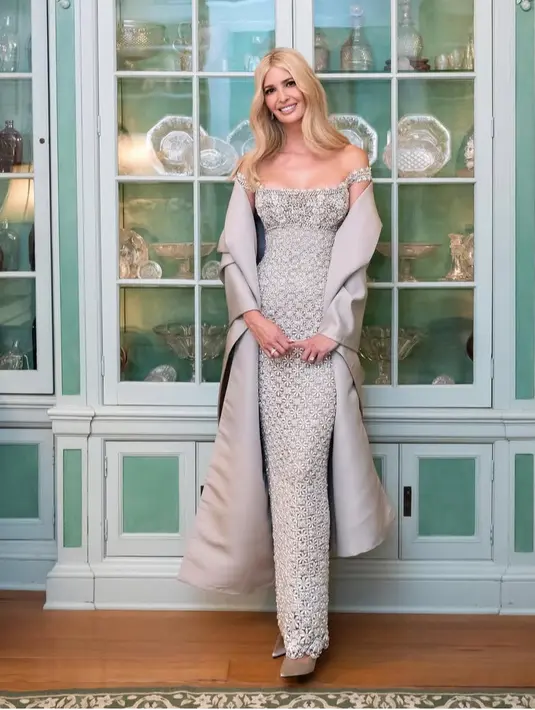 Penulis Women Who Work ini memadukan gaun yang mencolok tersebut outer panjang warna abu-abu. [@ivankatrump]