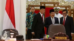 Presiden Joko Widodo dan Wakil Presiden Jusuf Kalla tiba untuk mengikuti rapat Kabinet di komplek Istana Kepresidenan, Jakarta, Rabu (1/9/2015). Rapat membahas krisis ekonomi yang sedang dilanda Indonesia saat ini. (Liputan6.com/Faizal Fanani)