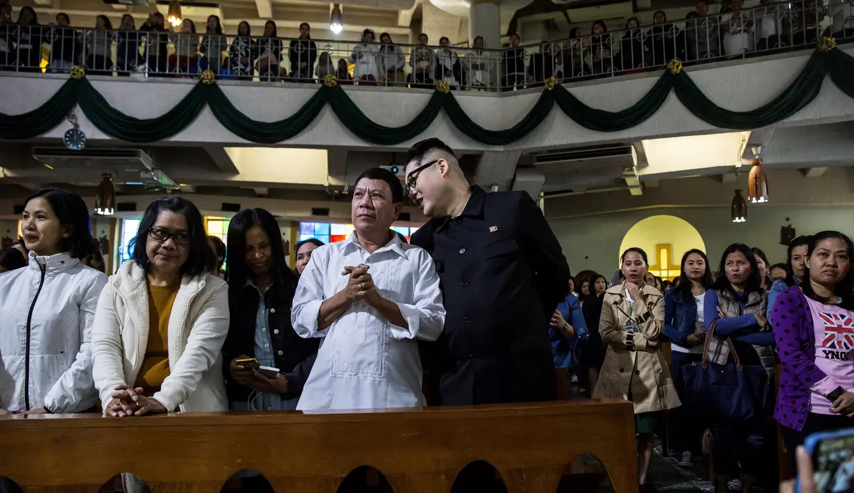 Peniru Presiden Filipina Rodrigo Duterte, Cresencio Extreme berbincang dengan peniru pemimpin Korea Utara Kim Jong Un, Howard X ketika tiba-tiba datang dan mengikuti  kebaktian gereja di pusat Hong Kong pada 3 Februari 2019. (ISAAC LAWRENCE/AFP)