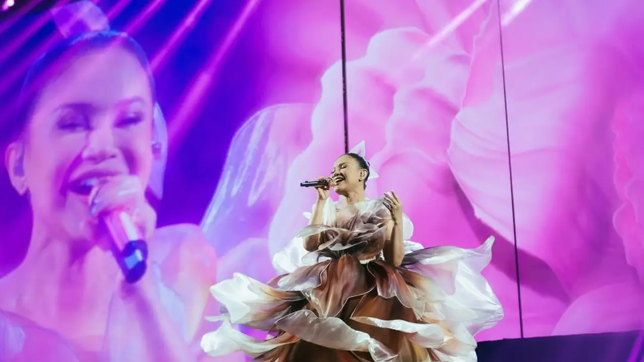 Bak Peri Bunga, Potret Rossa Tampil Mempesona dalam Balutan Gaun Maison Met di Opening Konser 'Here I Am'