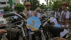 Sepeda Onthel ikut memeriahkan Fam Trip dan Gowes Bareng TAFISA Games 2016 dengan rute Kantor Kemenpora menuju Menuju  Ancol yang merupakan Venue Utama TAFISA Games 2016, Jakarta, Minggu (2/10/2016). (Bola.com/NIcklas Hanoatubun)  