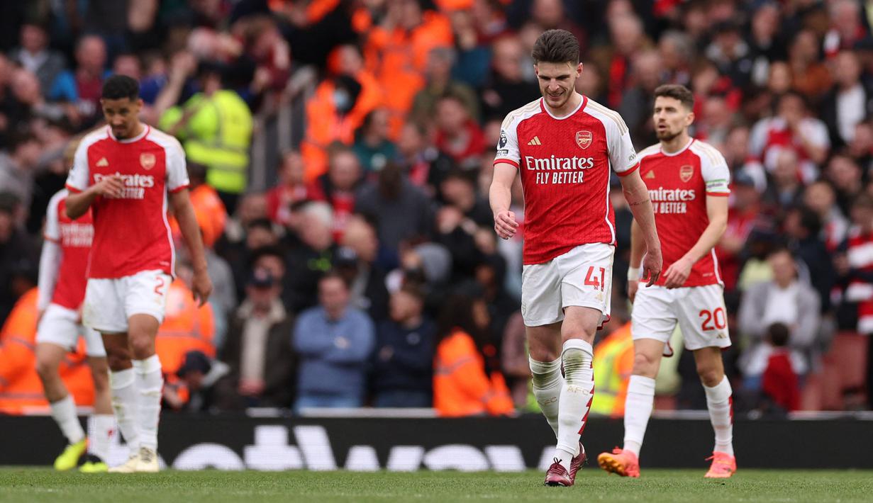 Reaksi kecewa para pemain Arsenal, Declan Rice dkk setelah kebobolan gol kedua oleh striker Aston Villa, Ollie Watkins pada laga pekan ke-33 Premier League 2023/2024 di Emirates Stadium, London, Minggu (14/4/2024). (AFP/Adrian Dennis)