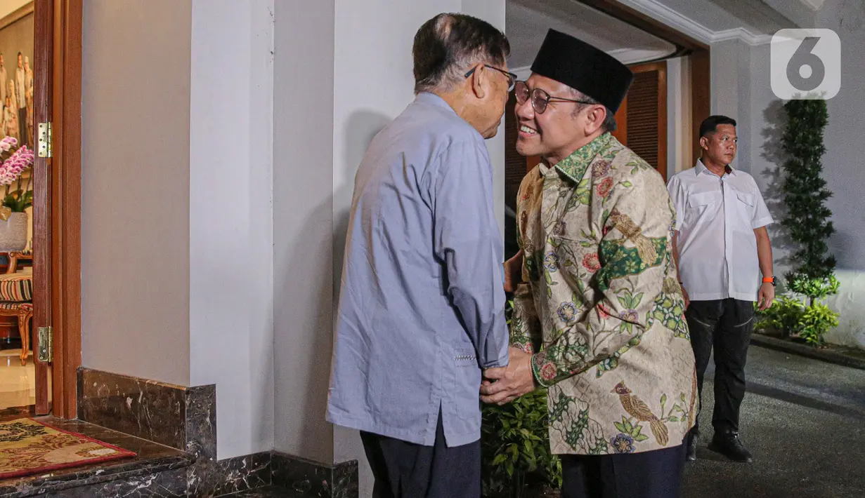 Kedatangannya langsung disambut oleh Jusuf Kalla di pintu depan rumah. (Liputan6.com/Faizal Fanani)