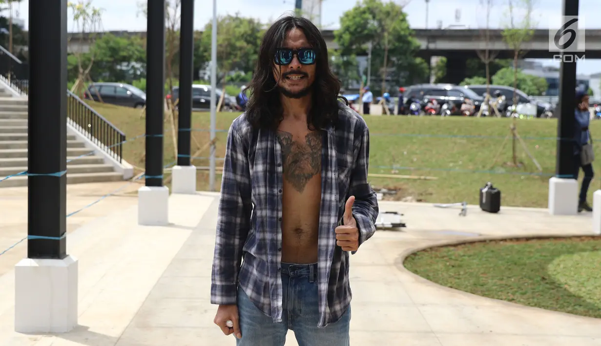 Marcello Tahitoe alias Ello berpose saat syuting video klip di RPTRA Kalijodo, Jakarta, Kamis (5/1). Penyanyi 34 tahun ini merupakan putra dari musikus Minggoes Tahitoe dan almarhum Diana Nasution. (Liputan6.com/Herman Zakharia)