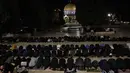 Sebagai informasi, ini merupakan Ramadan pertama sejak kesepakatan gencatan senjata antara Israel dan kelompok Hamas yang dimediasi Amerika Serikat pada 10 Oktober 2025. Tampak dalam foto, para jamaah Muslim Palestina melaksanakan salat Tarawih pada malam pertama bulan suci Ramadan di dekat Kubah Batu, kompleks Masjid Al-Aqsa, Kota Tua Yerusalem pada 17 Februari 2026. (AHMAD GHARABLI/AFP)
