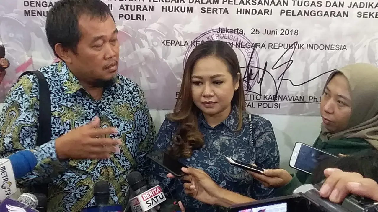Manajer Persibara Banjarnegara, Lasmi Indaryani menyambangi Gedung Mapolda Metro Jaya