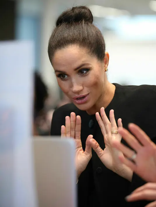 Meghan Markle berbicara melalui Skype saat mengunjungi Association of Commonwealth Universities (ACU) di London, Kamis (31/1). Melengkapi tampilannya, Meghan memakai aksesoris seperti cincin dan anting rancangan Dead Davidson. (Yui Mok/Pool via AP)
