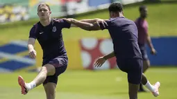 Gelandang Inggris Conor Gallagher (kiri) mengikuti sesi Latihan menjelang semifinal Euro 2024 di Blankenhain, Jerman, Selasa (9/7/2024). (AP Photo/Thanassis Stavrakis)