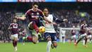 Pemain Newcastle, Valentino Livramento (kiri) mengontrol bola dibayangi pemain Tottenham Hotspur, Djed Spence dalam laga lanjutan Liga Inggris 2024/2025 di Tottenham Hotspur Stadium, London, Inggris, Sabtu (04/01/2025). (AFP/Adrian Dennis)