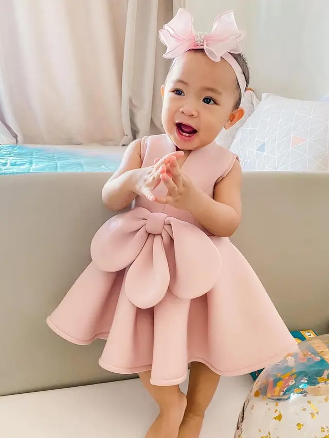 Bikin Gemas, Ini 6 Potret Alinea Putri Raditya Dika Saat Pakai Bandana Hingga Hijab