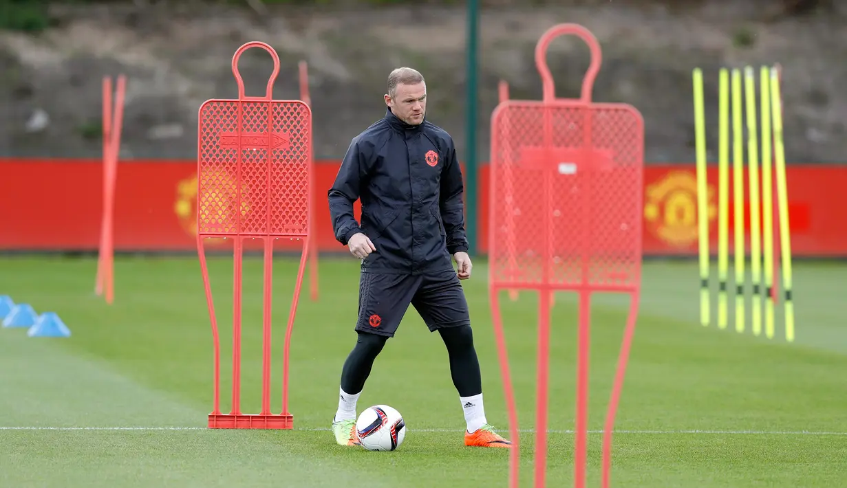Penyerang MU, Wayne Rooney mengiring bola saat mengikuti sesi latihan di AON Training Complex di Carrington, Inggris, Selasa (23/5). MU akan menghadapi Ajax di final Liga Eropa 2016-2017. (Martin Rickett / PA via AP)