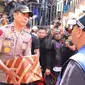 Kapolda Jabar Inspektur Jenderal Rudy Sufahriadi memberikan bantuan logistik kepada korban banjir Kabupaten Bandung. (Bid Humas Polda Jabar)
