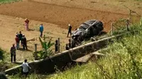 Sebuah mobil mengalami kecelakaan hingga terjun dari jalan tol Bocimi ke perkebunan, Kamis pagi (19/2023). (Foto:Liputan6/Achmad Sudarno)