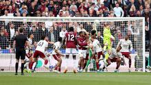 Kiper Arsenal, David Raya, berusaha menjangkau bola di depan gawang dalam pertandingan Liga Inggris antara West Ham United FC melawan Arsenal FC di Stadion London Stadium, London timur, pada 10 Mei 2026. (Adrian Dennis / AFP)