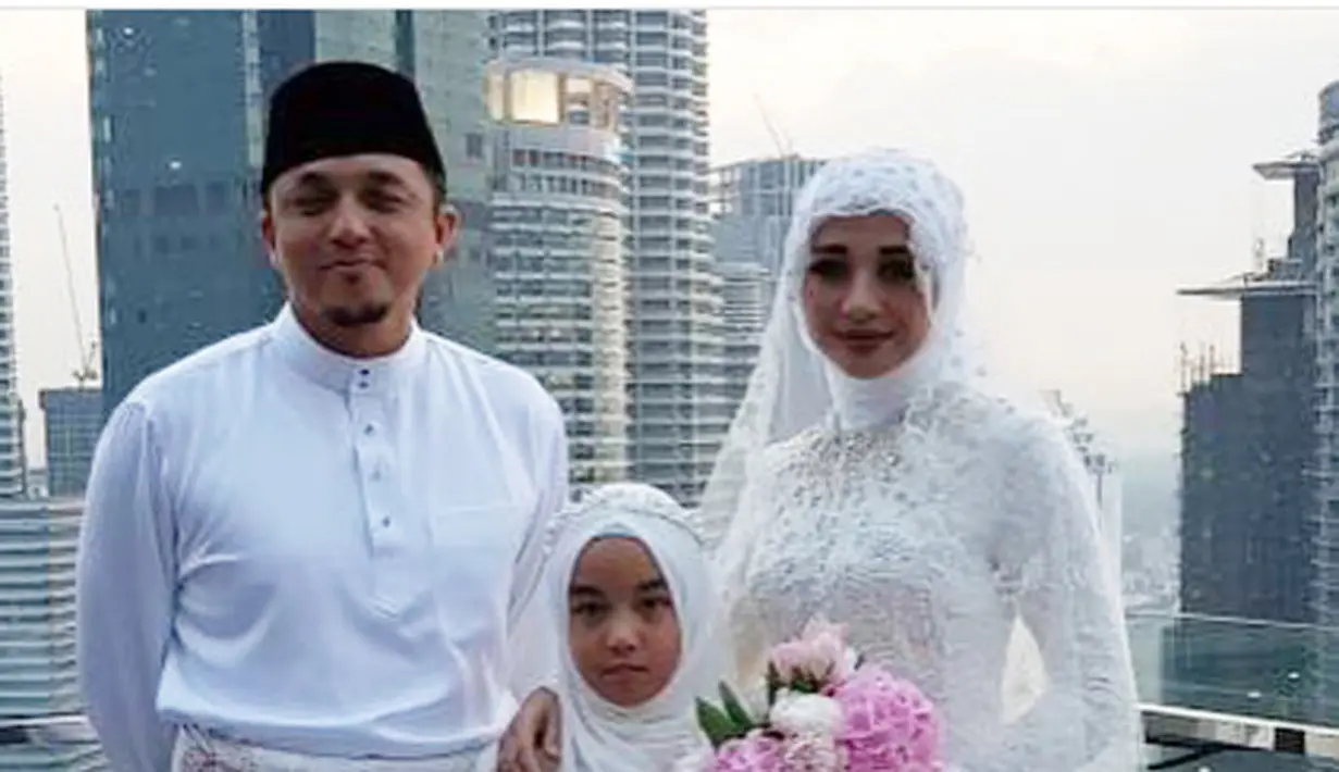 Video saat Engku Emran mengucapkan ijab kabul di unggah oleh penyanyi senior Melly Goeslaw. Pernikahan keduanya berlangsung khidmat dengan mas kawin 300 RM. (Instagram/officialhlive)