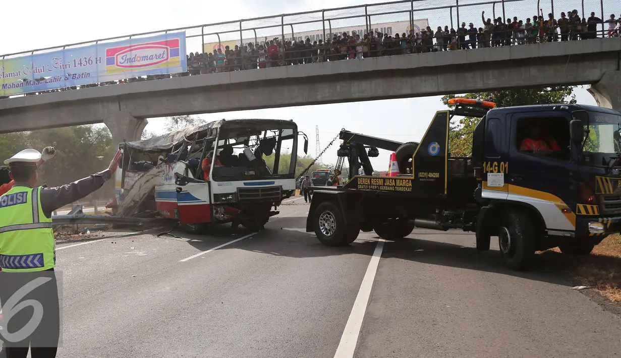Sebuah mobil Derek dikerahkan untuk membawa bangkai bus PO Rukun Sayur mengalami kecelakaan di KM 202, Jawa Barat, Selasa (14/7/2015). Kecelakaan tersebut menyebabkan 11 orang tewas dan 27 luka - luka. (Liputan6.com/Herman Zakharia)