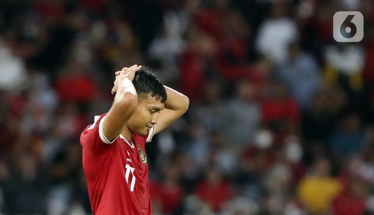 Luapan ekspresi pemain timnas Indonesia, Dendy Sulistyawan usai gagal memanfaatkan peluang saat melawan Thailand pada lanjutan kualifikasi Grup A Piala AFF 2022 di Stadion Utama Gelora Bung Karno, Jakarta, Kamis (29/12/2022). Laga berakhir imbang 1-1. (Liputan6.com/Helmi Fithriansyah)