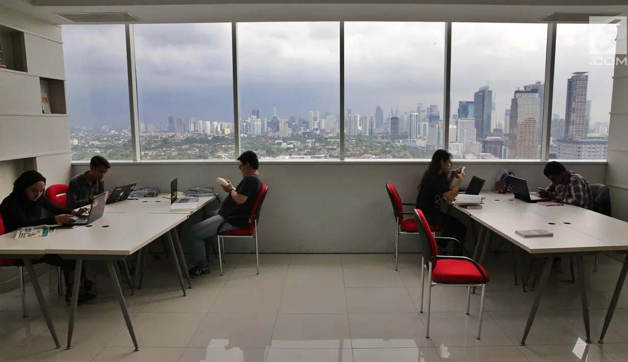 Pengunjung beraktivitas di Perpustakaan Nasional RI di Jakarta, Senin (6/11). Bangunan ini memiliki total 27 lantai, 3 lantai basement, 24 lantai ke atas. (Liputan6.com/Faizal Fanani)