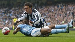 Pemain Manchester City Raheem Sterling berebut bola dengan pemain Newcastle Daryl Janmaat pada lanjutan Liga Premier Inggris di Etihad Stadium, Sabtu (04/10/2015).  Manchester City menang 6-1. Reuters / Andrew Yates 