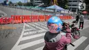 Warga mengambil gambar kawat berduri di kawasan Jalan MH Thamrin, Jakarta, Kamis (2/12/2021). Polda Metro Jaya memasang barikade di sejumlah titik menuju kawasan Patung Kuda-Monumen Nasional (Monas) Jakarta Pusat guna mengantisipasi kerumunan massa aksi Reuni 212. (Liputan6.com/Faizal Fanani)