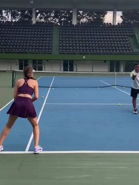 Luna Maya bermain tenis [Instagram/lunamaya]