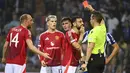 Pemain Manchester United, Bruno Fernandes, mendapat kartu merah setelah melakukan pelanggaran mengangkat kaki terlalu tinggi saat berduel dengan pemain FC Porto, Nehuen Perez, pada matchday 2 Liga Europa 2024/2025 di Estadio do Dragao, Jumat (4/10/2024). (AFP/Miguel Riopa)