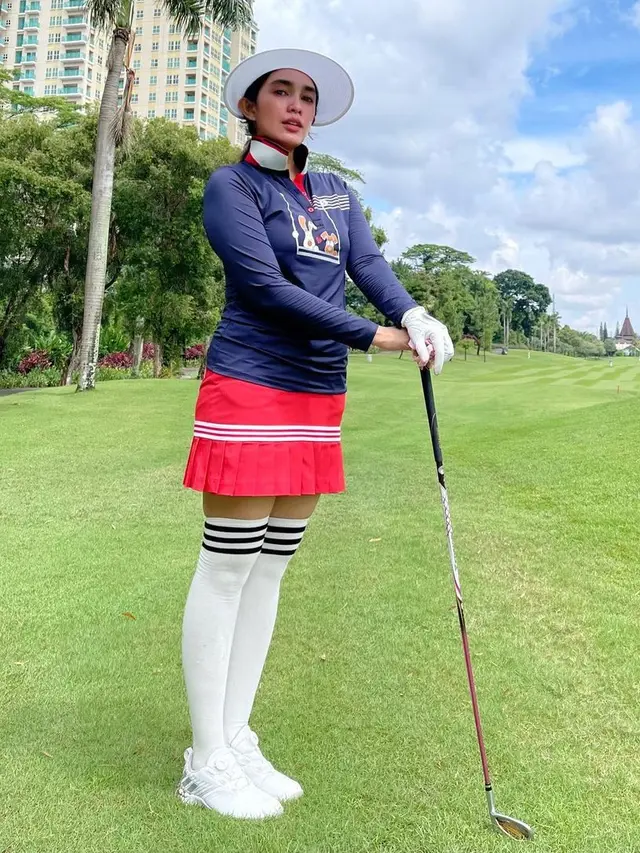 7 Potret Ussy Sulistiawaty saat Main Golf, Tampil Stylish