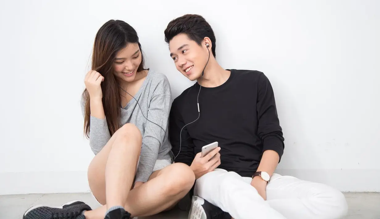 Menikmati lagu favorit bersama ini juga romantis. Merekam momen menikmati sesuatu yang disukai bersama seperti ini bisa jadi kenangan indah./Copyright shutterstock.com