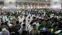 Warga mengikuti Istighosah Nahdlatul Ulama  di Masjid Istiqlal, Jakarta, Minggu (14/6). Istighosah tersebut untuk menyambut bulan Ramadan 1436 H sekaligus pembukaan Munas Alim Ulama jelang Muktamar NU pada Agustus mendatang. (Liputan6.com/Helmi Afandi)
