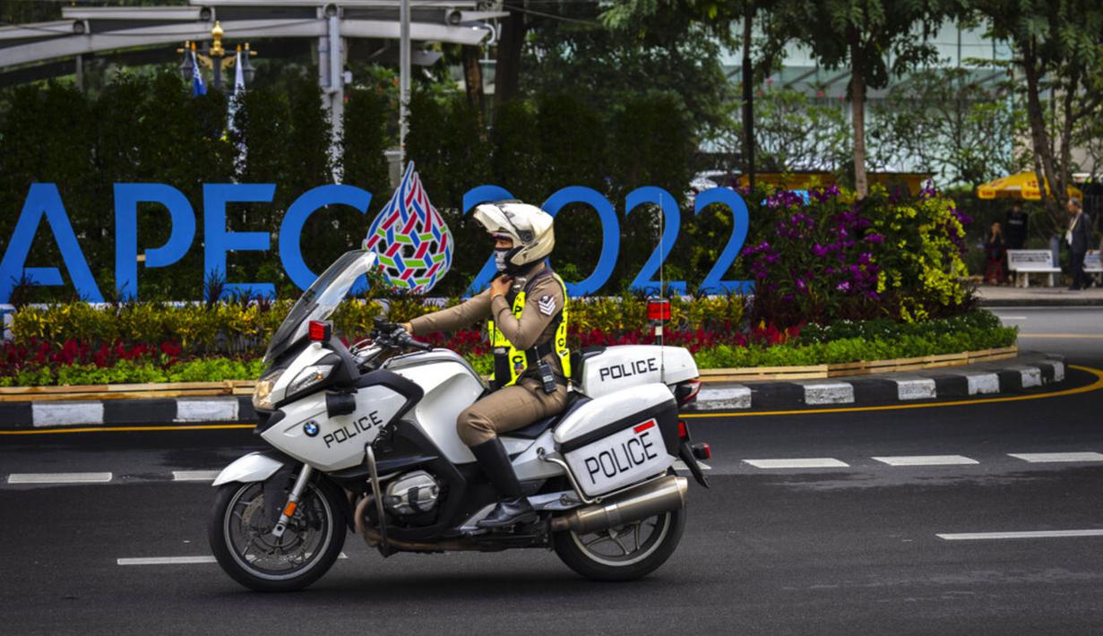Seorang polisi berpatroli dengan sepeda motor menjelang Konferensi Tingkat Tinggi Kerja Sama Ekonomi Asia-Pasifik (KTT APEC) di Bangkok, Thailand, Rabu (16/11/2022). Tahun ini APEC mengusung tema “Open, Connect, Balance”. (AP Photo/Anupam Nath)