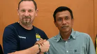 Pelatih Persib Bandung Dejan Antonic dan Pelatih Sriwijaya Widodo Cahyono Putro (Liputan6.com / Okan Firdaus)